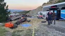 Son dakika haber | KASTAMONU'DA TRAKTÖR İLE OTOBÜS ÇARPIŞTI: 1 ÖLÜ, 10 YARALI