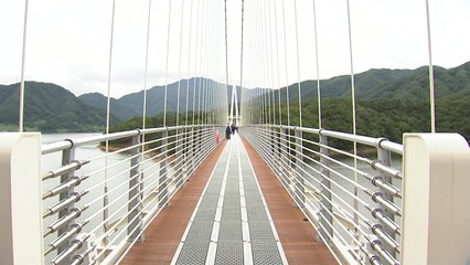 78년간 호수에 갇힌 육지 속 섬마을...출렁다리 개통 / YTN