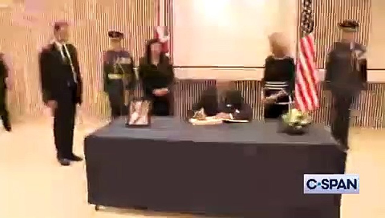 Biden tiene que usar una chuleta para escribir en el libro de condolencias de la Reina de Inglaterra