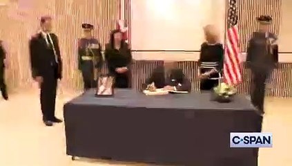 Biden tiene que usar una chuleta para escribir en el libro de condolencias de la Reina de Inglaterra