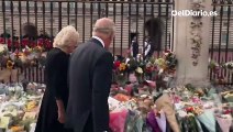 El rey Carlos III y la reina consorte visitan la verja del palacio de Buckingham repleta de flores