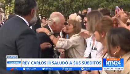 Mujer besó en la mejilla al Rey Carlos III