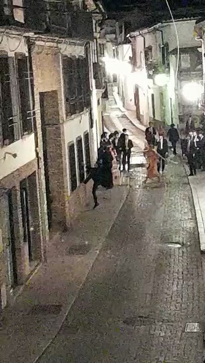 Unos jóvenes destrozan una ventana en la calle Lineros