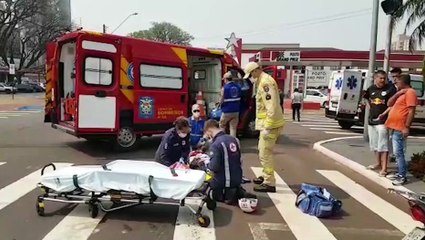 Idoso tem fratura na perna após colisão entre carro e moto na Avenida Brasil