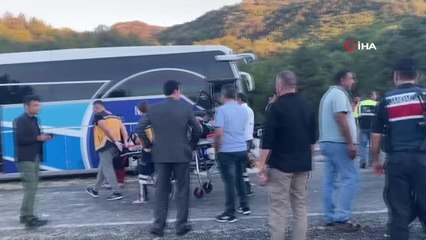 Son dakika haber... Yolcu otobüsü ile traktör çarpıştı: 1 ölü, 10 yaralı