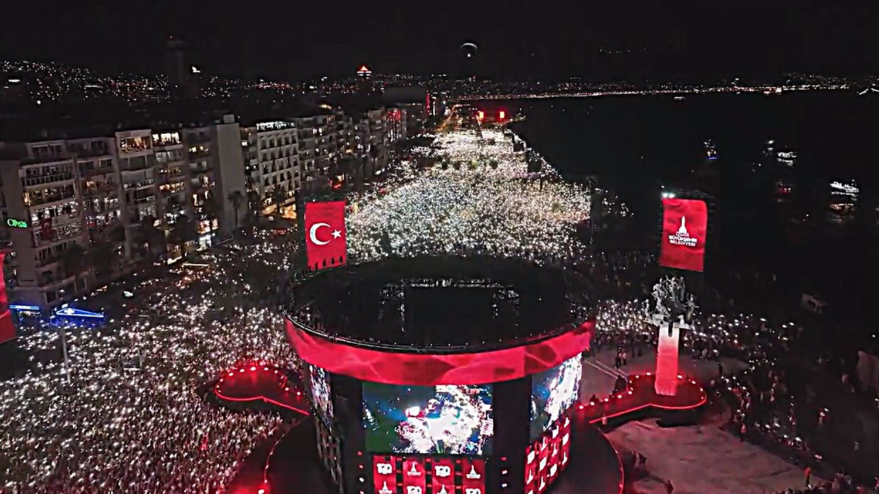 İzmir'de tarihi coşku: Gündoğdu Meydanı'nda yer kalmadı