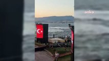 İzmir'de zeybek müziği eşliğinde iki helikopterin yaptığı şov ilgiyle izlendi