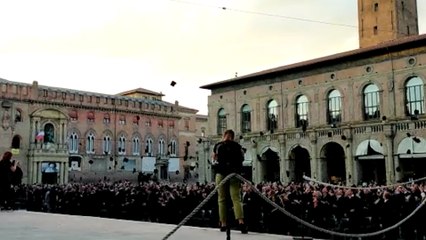Bologna Business School, il lancio dei tocchi in piazza Maggiore