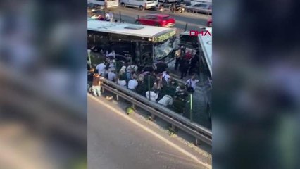 İSTANBUL-AVCILAR'DA METROBÜS KAZASININ ARDINDAN YAŞANANLAR CEP TELEFONU KAMERASINDA