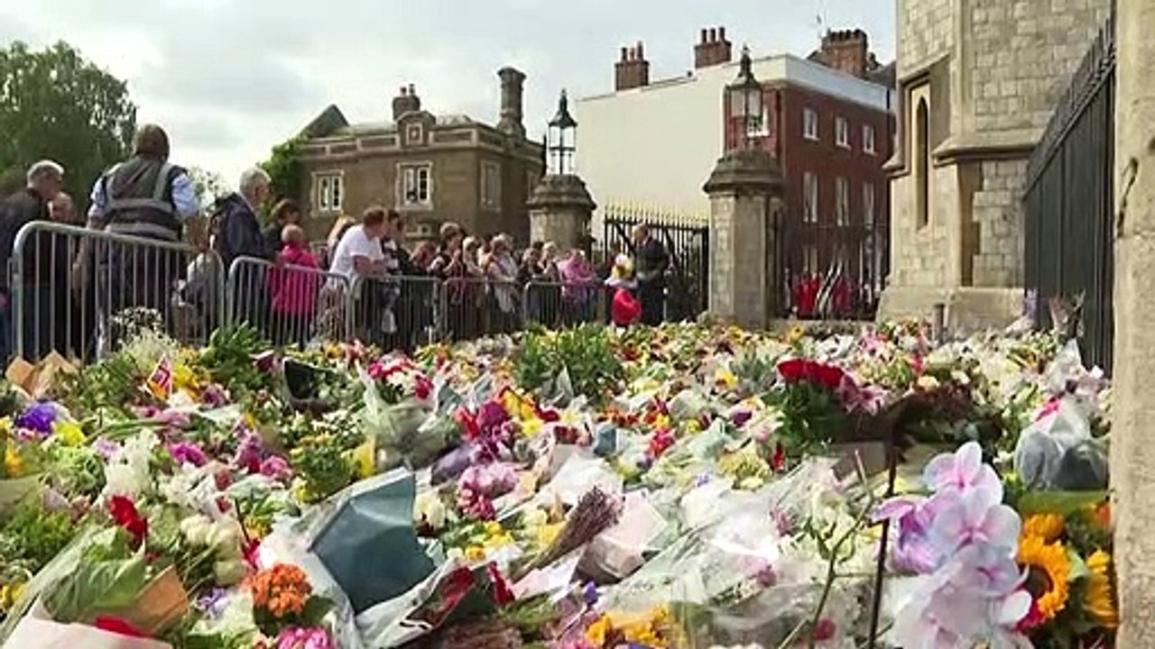 Britânicos choram por Elizabeth II: 'Sempre ser...