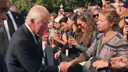El rey Carlos III promete servir toda su vida, como Isabel II, "con lealtad, respeto y amor"