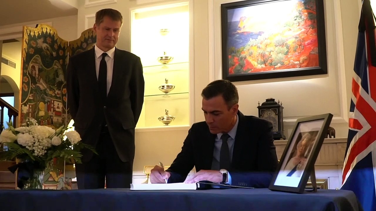 Pedro Sánchez en la residencia del embajador británico para firmar en el libro de condolencias por el fallecimiento de la Reina Isabel II
