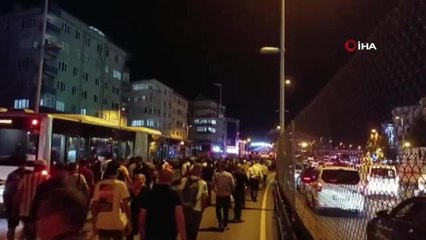 Metrobüs güzergahında insan seli: Saatlerce yol yürüyerek evlerine gittiler