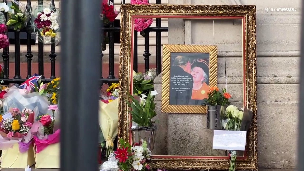 Londra, in migliaia davanti a Buckingham Palace per rendere omaggio alla Regina