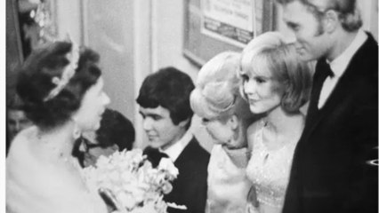Voici - Sylvie Vartan : son rare et surprenant cliché souvenir avec Johnny et la reine Elizabeth