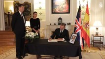 Los reyes acuden a la residencia del embajador británico para dar el pésame