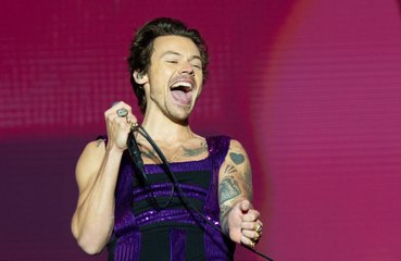 Harry Styles leads fans in applause in honour of Queen Elizabeth