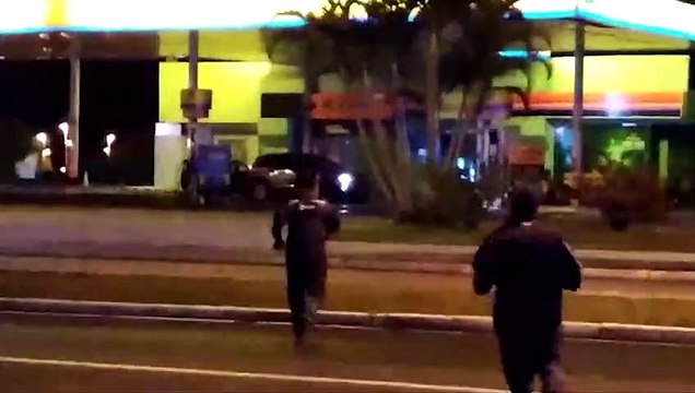 Homem pelado em posto de gasolina quase atropela frentistas e é preso em SC