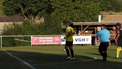 Freistoß von Willi Dellmann (Bovenden II) an das Lattenkreuz des TSV Groß Schneen