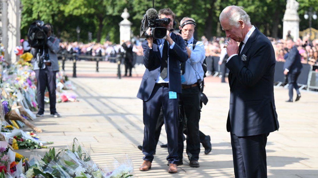 König charles iii.: emotionale bilder - monarch trifft auf trauernde bevölkerung