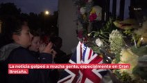 Flores y velas en la puerta: así luce el Palacio de Buckingham tras muerte de Isabel II