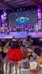 Chica acróbata cayó de las alturas durante un show, nadie se acercó a ayudarle