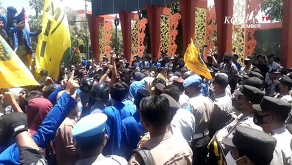 Скачать видео: Demo Tolak BBM Naik Di Pemkab Sumenep Ricuh, Pemkab Diminta Keluarkan Subsidi