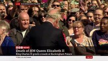 King Charles III meets crowds outside Buckingham Palace – BBC News(1)