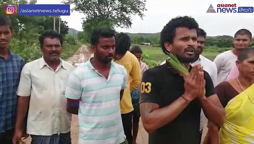 గుంతలు, బురద నిండిన రోడ్లో పొర్లు దండాలు.. ఓ యువకుడి వినూత్న నిరసన...