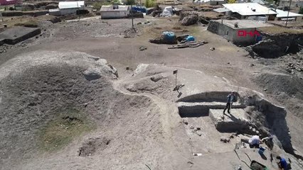 PULUR HÖYÜK'TE 3 BİN YILLIK İNSAN YÜZLÜ SERAMİK KAP PARÇASI BULUNDU