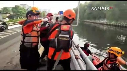 Video herunterladen: Evakuasi Korban Laka Lantas Mobil Terjun ke Sungai di Grogol, Korban Ditemukan Tak Bernyawa