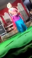 Hintli dansçı Yogesh Gupta sahne performansı esnasında kalp krizi geçirerek hayatını kaybetti