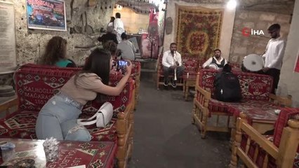 Artan sıcaklardan bunalanlar mağarada serinliyor