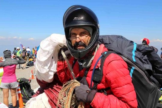 'Sen yaşlısın, bırak' diyenlere inat, yıllardır gökyüzünde kuş gibi uçuyor