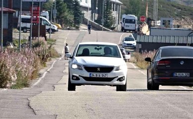 Bu yolda araçlar viteste olmadan 40 kilometre hızla rampa çıkıyor