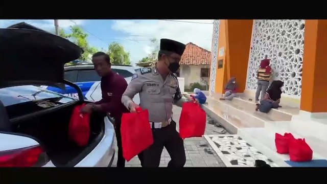 INOVASI PROGRAM KOTAK TOMBO ATI PERSONIL SATLANTAS POLRES KARAWANG MENGHADIRKAN KEGIATAN INDAHNYA BERBAGI KEPADA ANAK YATIM PIATU.