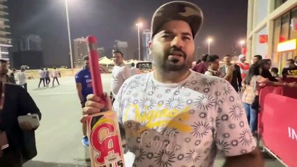 Pakistan fan got signed bat from kohli Ek crore me b nahi dunga