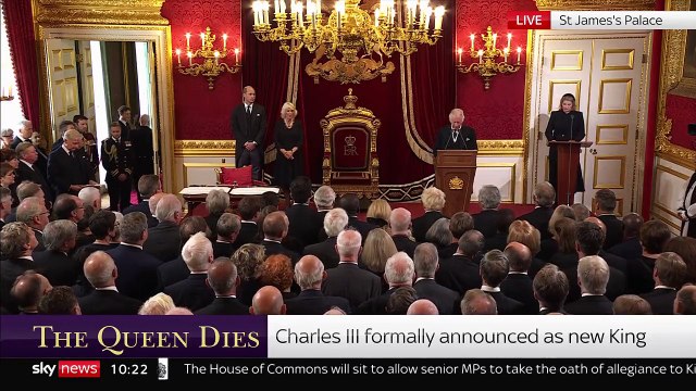Charles est officiellement proclamé roi, deux jours après la mort d'Elizabeth II : Je dédierai ce qui reste de ma vie à cette tâche.