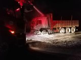 Seyir halindeki kamyon yandı