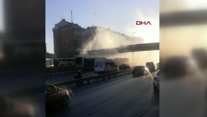 METROBÜS KAZASINDAN SANİYELER SONRASI : TOZ BULUTU VE DUMANLAR YÜKSELDİ