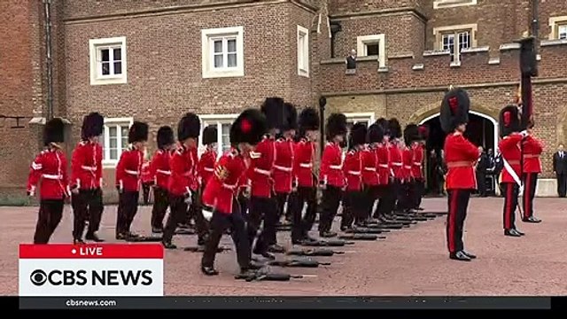 Regardez l'incroyable chorégraphie des King’s Guard qui saluent l'arrivée sur le trône du Roi Charles III après la disparition de la Reine Elisabeth II