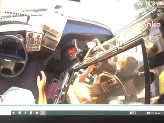 Metrobüs kazasında şoförün fenalaştığı an kamerada!