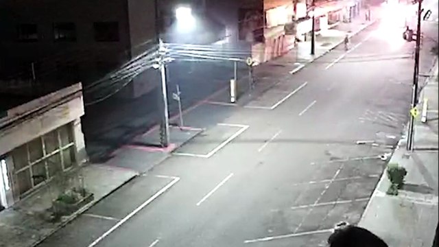 Tentativa de furto no centro é registrada e imagens de câmeras de monitoramento mostram movimentação