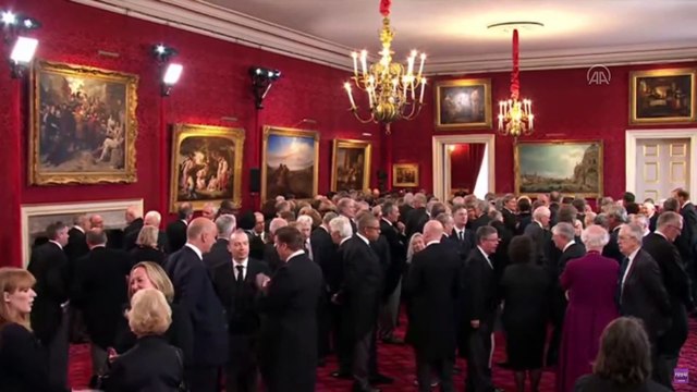 Charles resmen kral ilan edildi