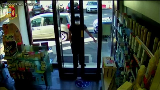 Rapina alla farmacia di via Rimini, giovane arrestato