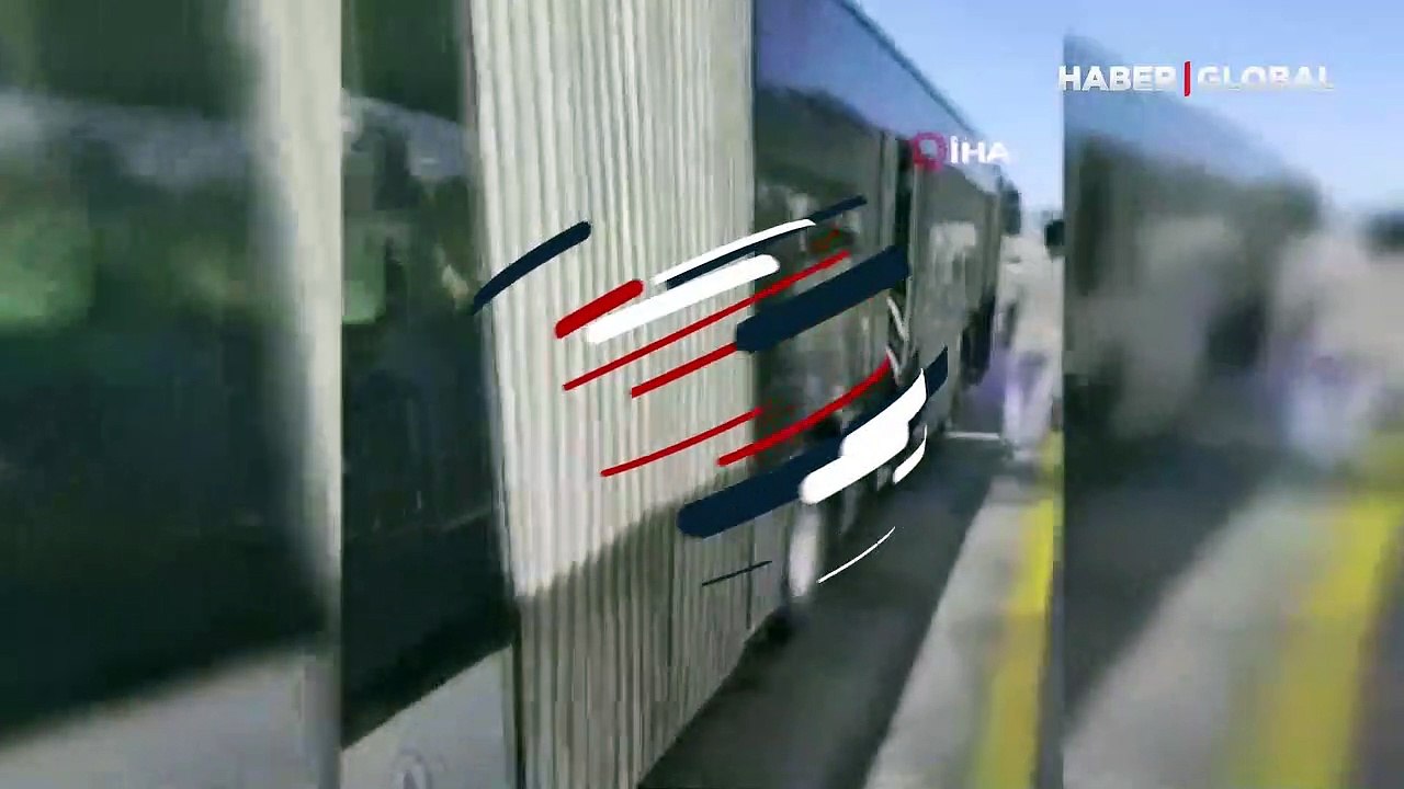 Metrobüs bozuldu, vatandaşlar yolda kaldı