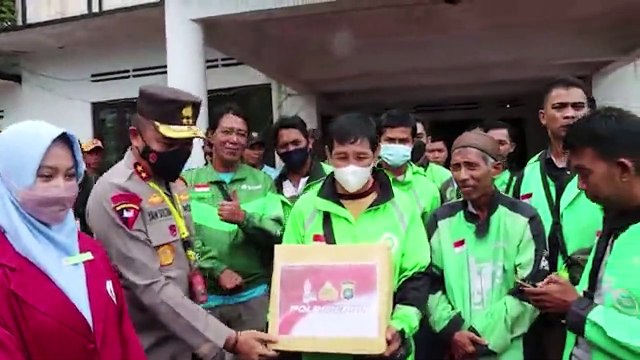 Polda Bangka Belitung Bagikan Sembako untuk Warga Terdampak Kenaikan Harga BBM