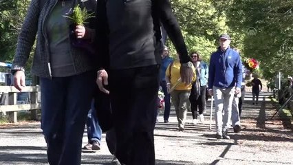 ABERDEENSHİRE - İskoçya'da halk, Balmoral Kalesi'nin önüne çiçek bıraktı