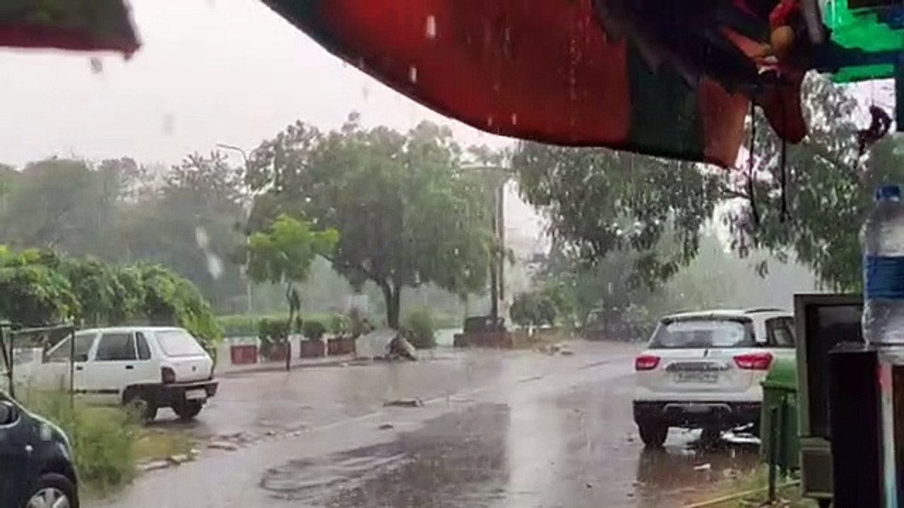 राजधानी जयपुर में बदला मौसम, लगी बरसात की झड़ी,...