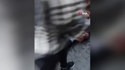 Eminönü'nde taciz iddiası ortalığı karıştı... Öfkeli kadın yakalanan şahsı böyle tekmeledi